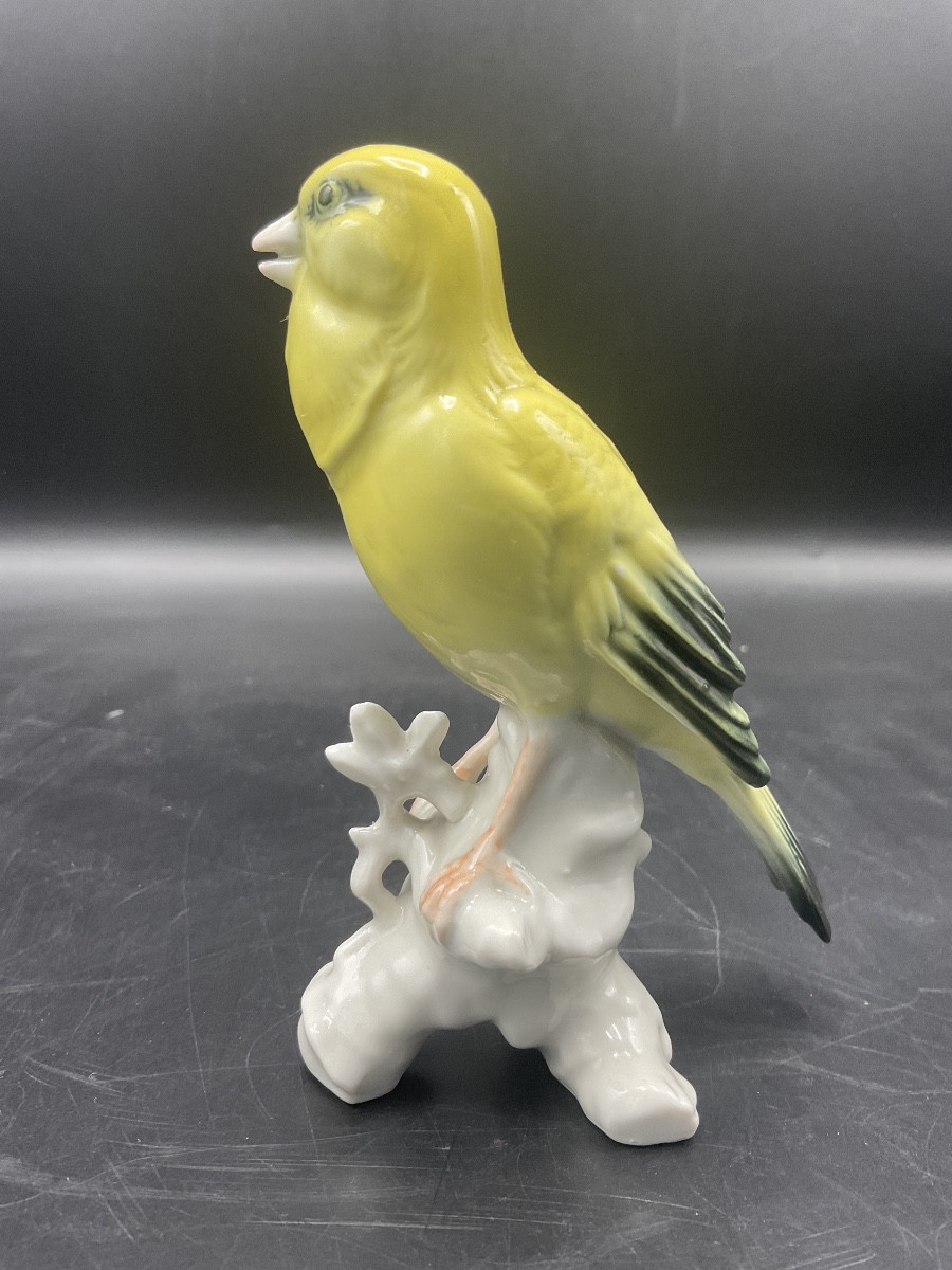 Canari perché sur une branche en porcelaine polychrome de la manufacture de Karl ENS.-photo-2