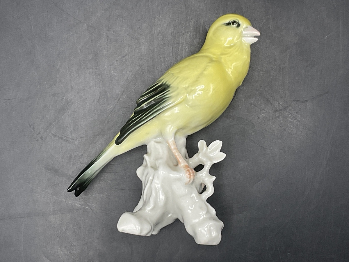 Canari perché sur une branche en porcelaine polychrome de la manufacture de Karl ENS.-photo-5