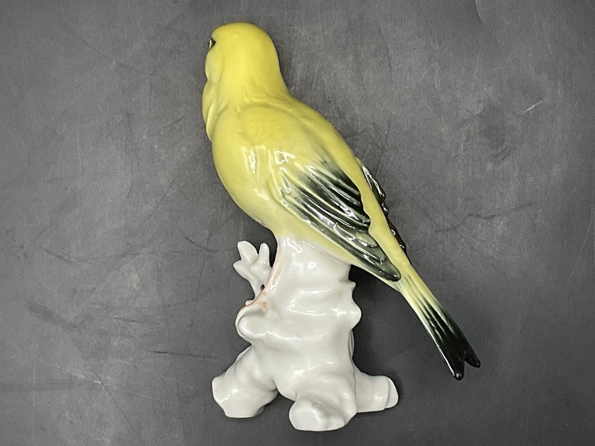 Canari perché sur une branche en porcelaine polychrome de la manufacture de Karl ENS.-photo-6