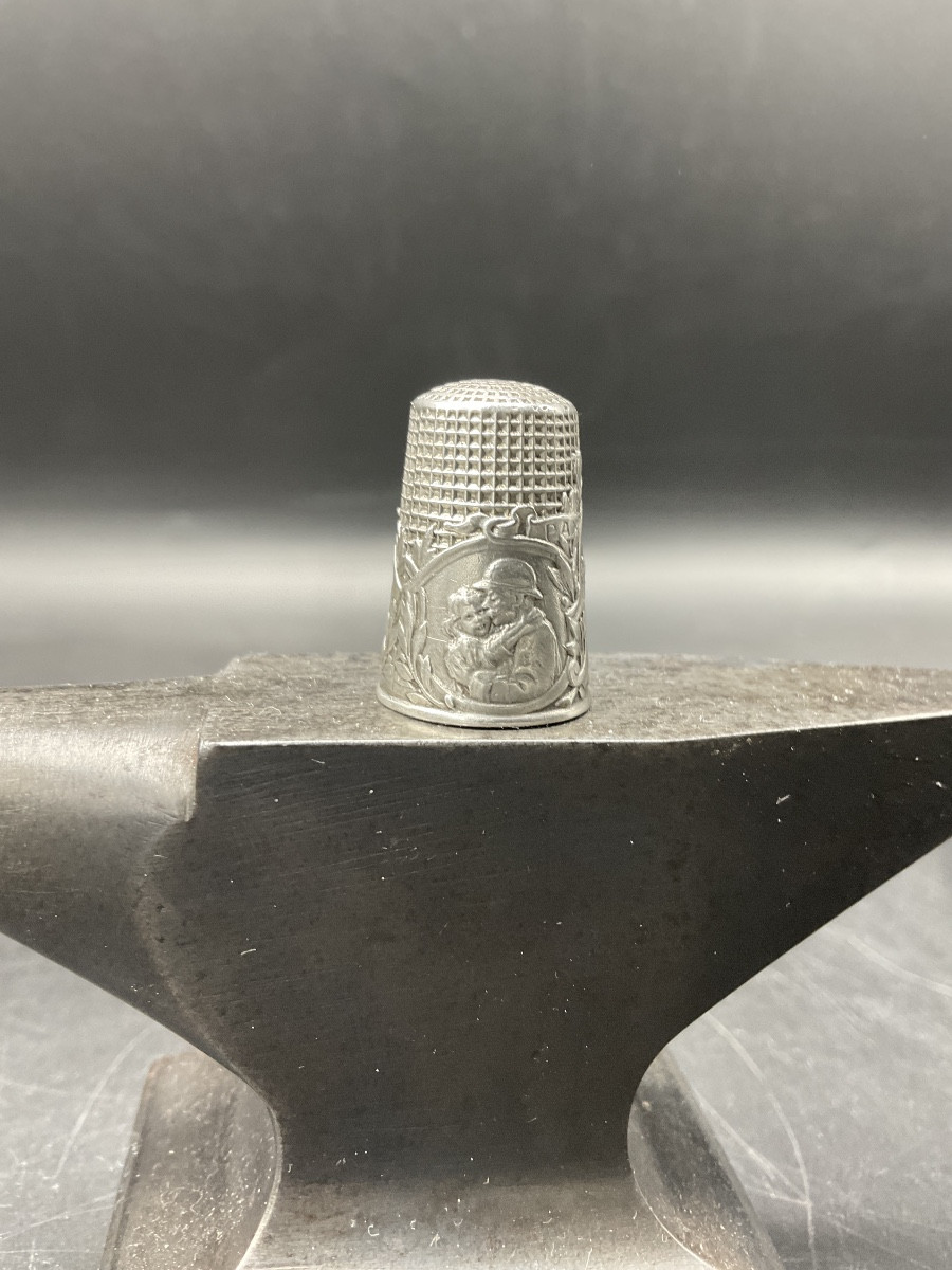 Dé à coudre en argent massif orné de trois cartouches patriotique avec trois scènes différentes-photo-4