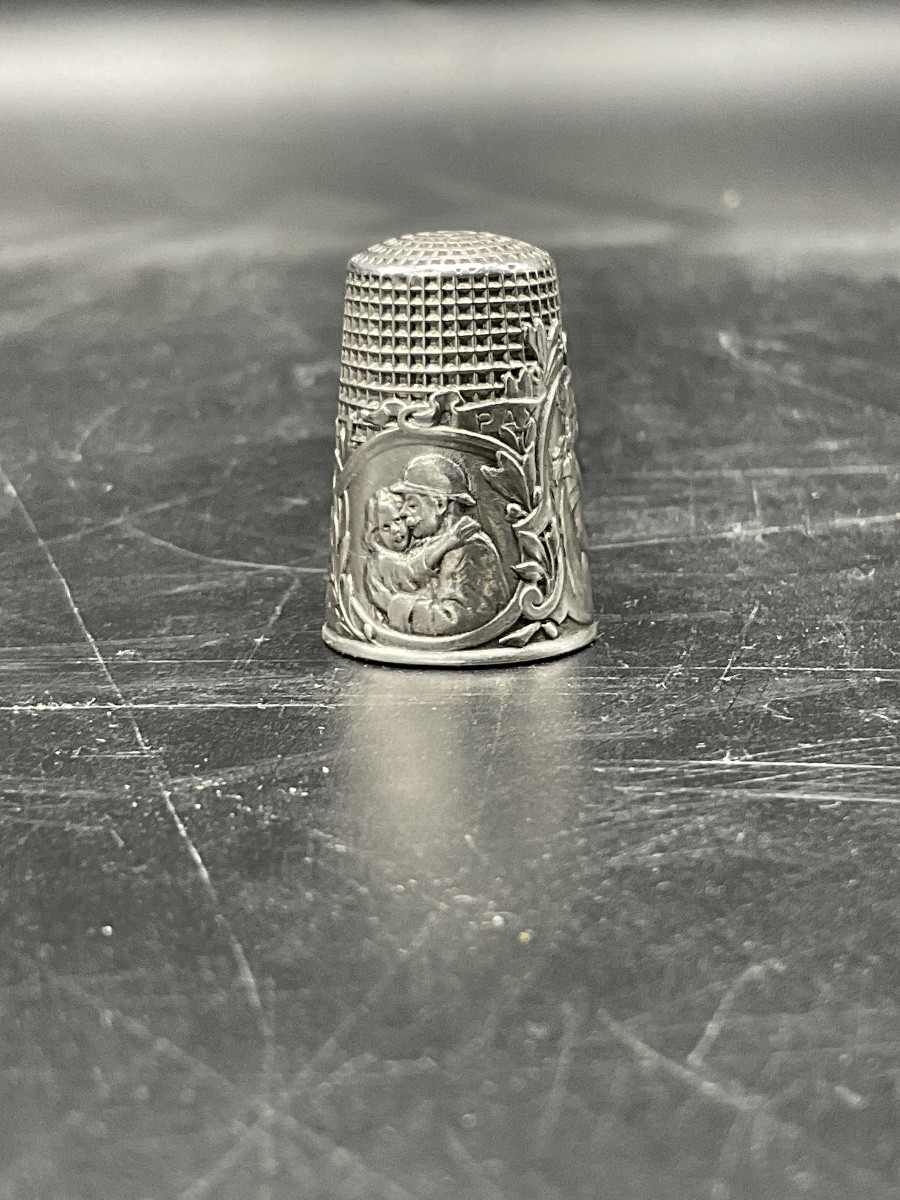 Dé à coudre en argent massif orné de trois cartouches patriotique avec trois scènes différentes-photo-1