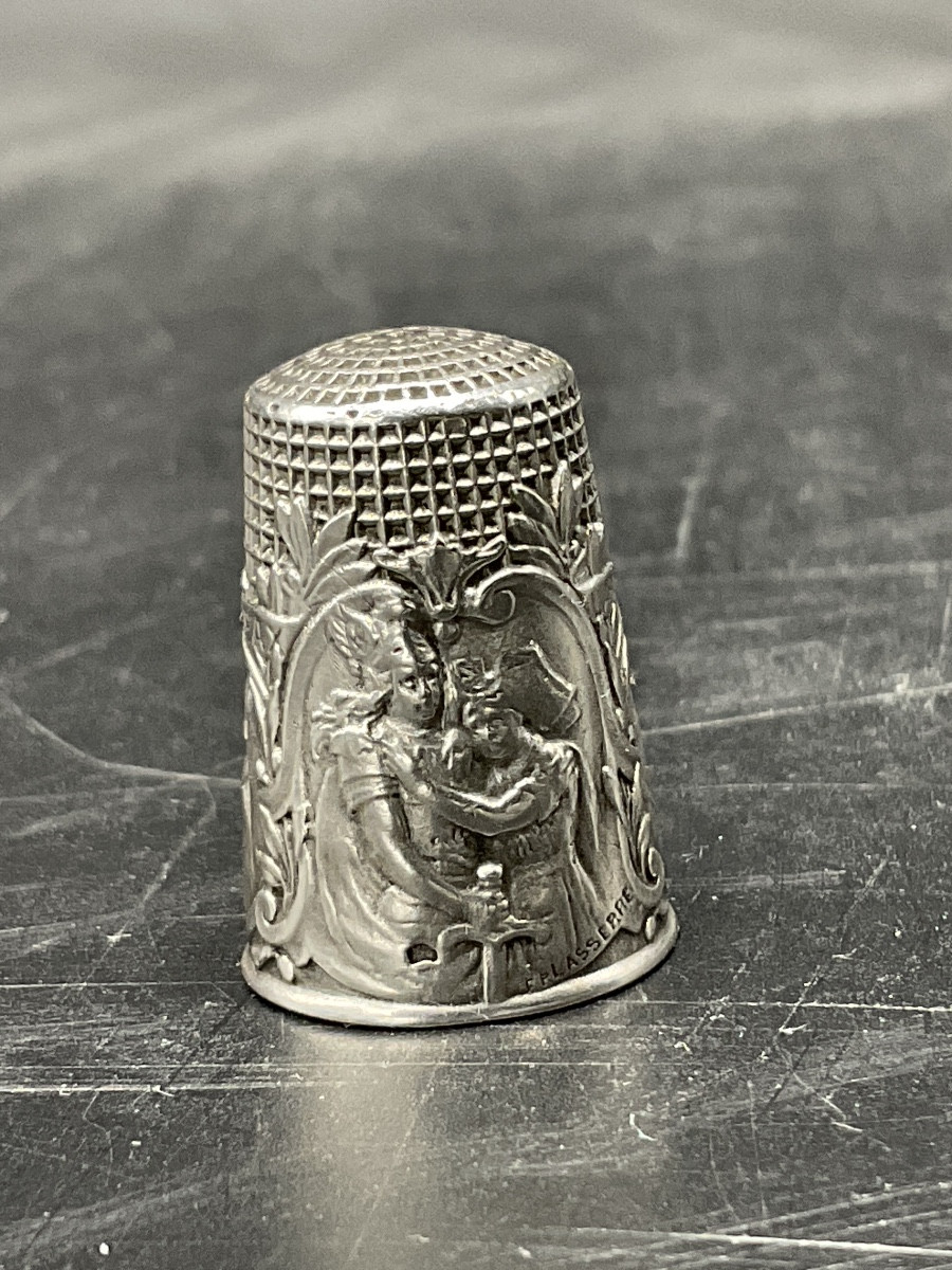 Dé à coudre en argent massif orné de trois cartouches patriotique avec trois scènes différentes-photo-2