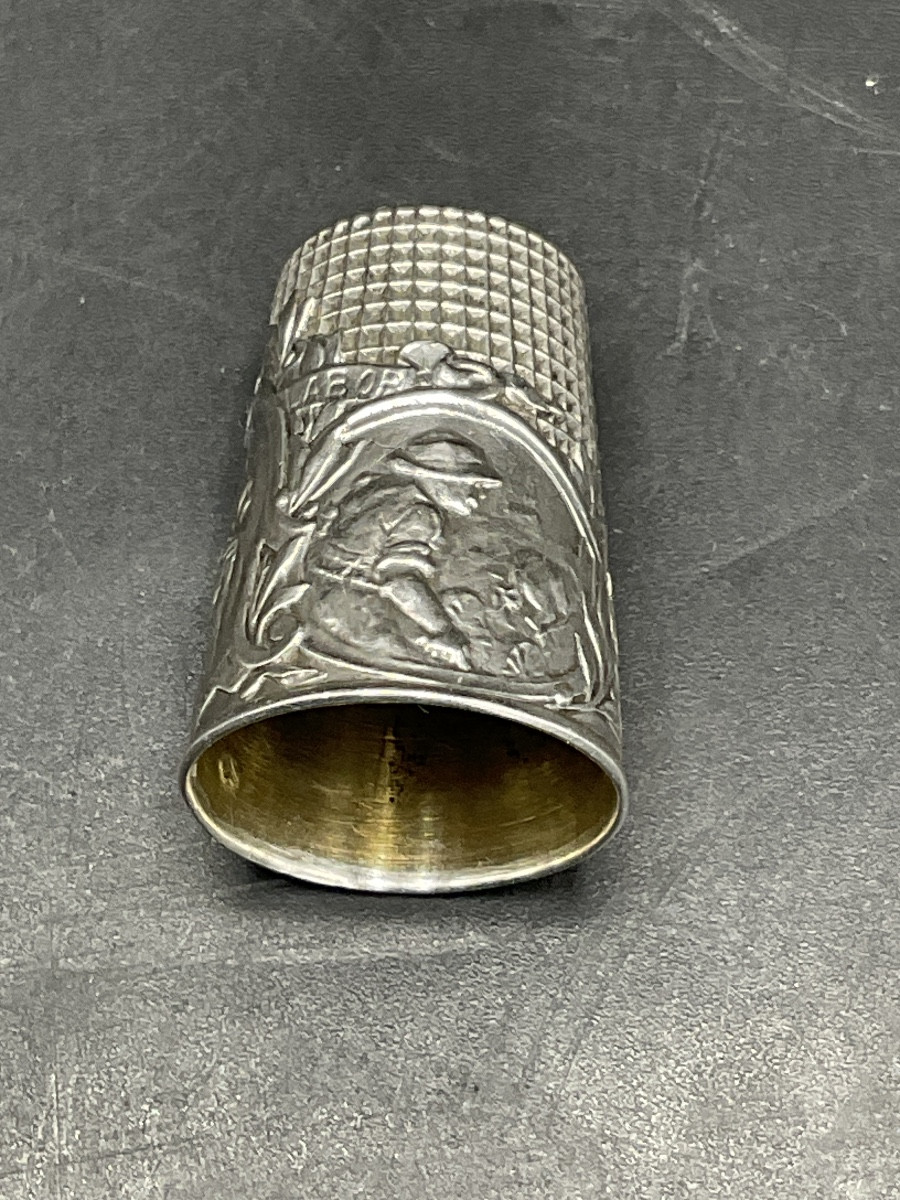 Dé à coudre en argent massif orné de trois cartouches patriotique avec trois scènes différentes-photo-8