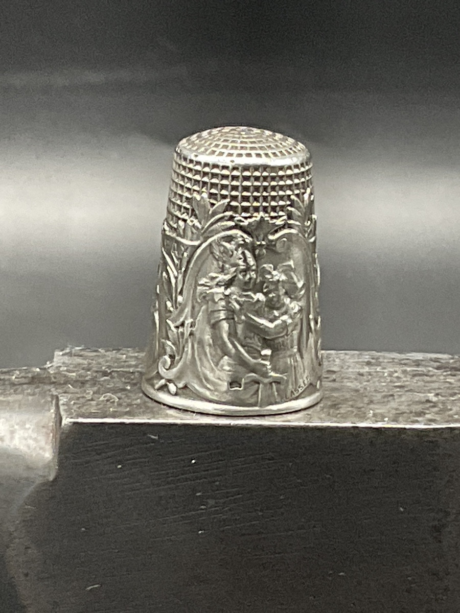 Dé à coudre en argent massif orné de trois cartouches patriotique avec trois scènes différentes