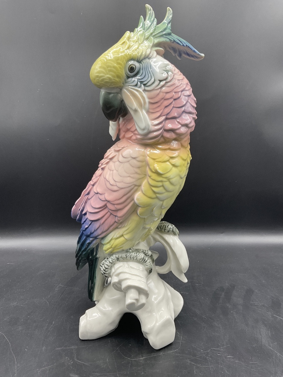 Grand perroquet cacatoès perché sur une branche en porcelaine polychrome manufacture Karl Ens.