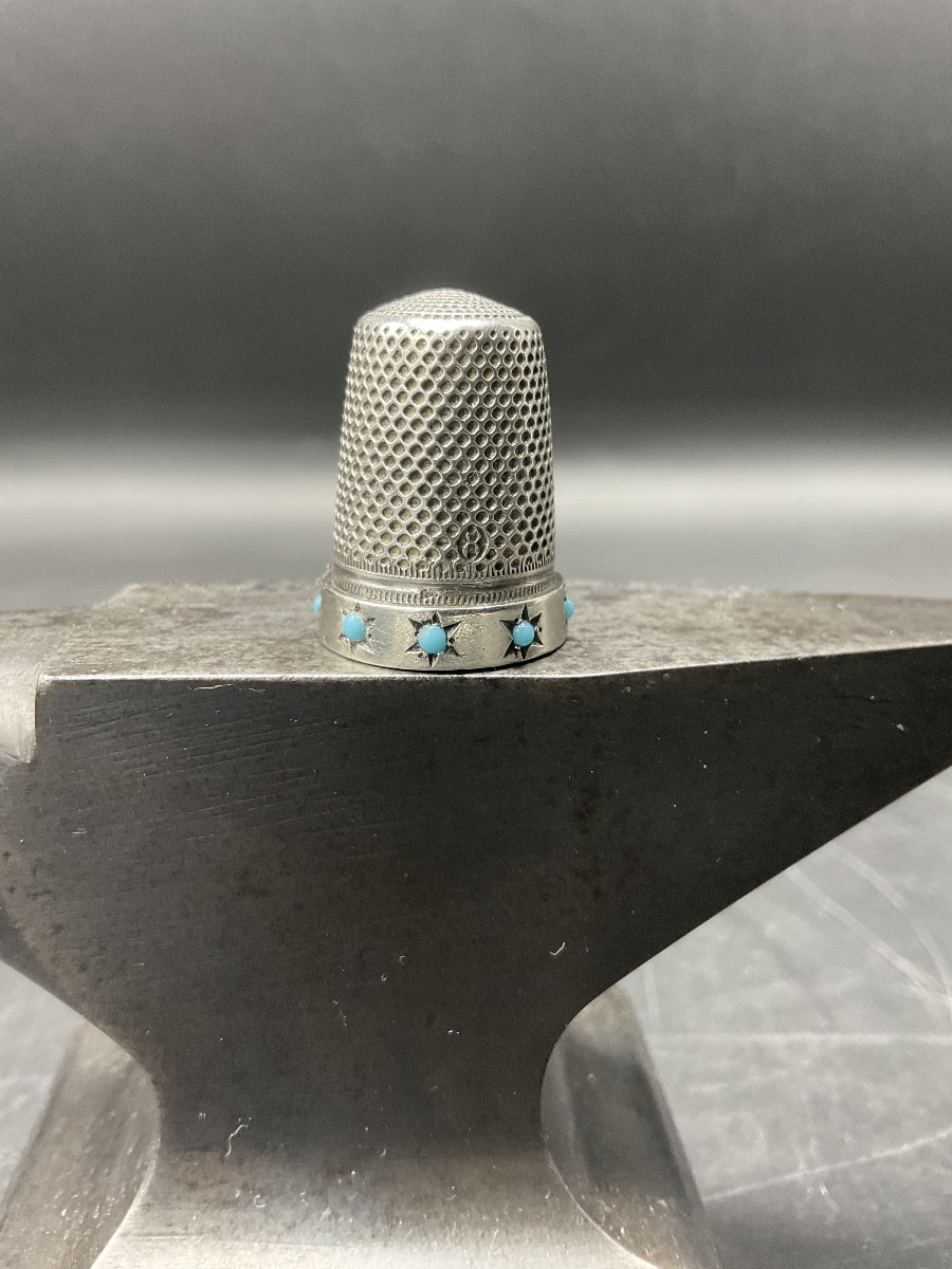 Dé à coudre en argent massif orné d'une frise étoilée avec des cabochons sertis de turquoise.-photo-2