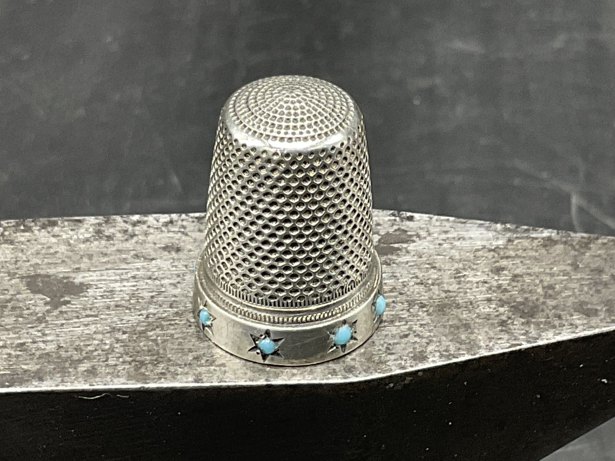 Dé à coudre en argent massif orné d'une frise étoilée avec des cabochons sertis de turquoise.-photo-3