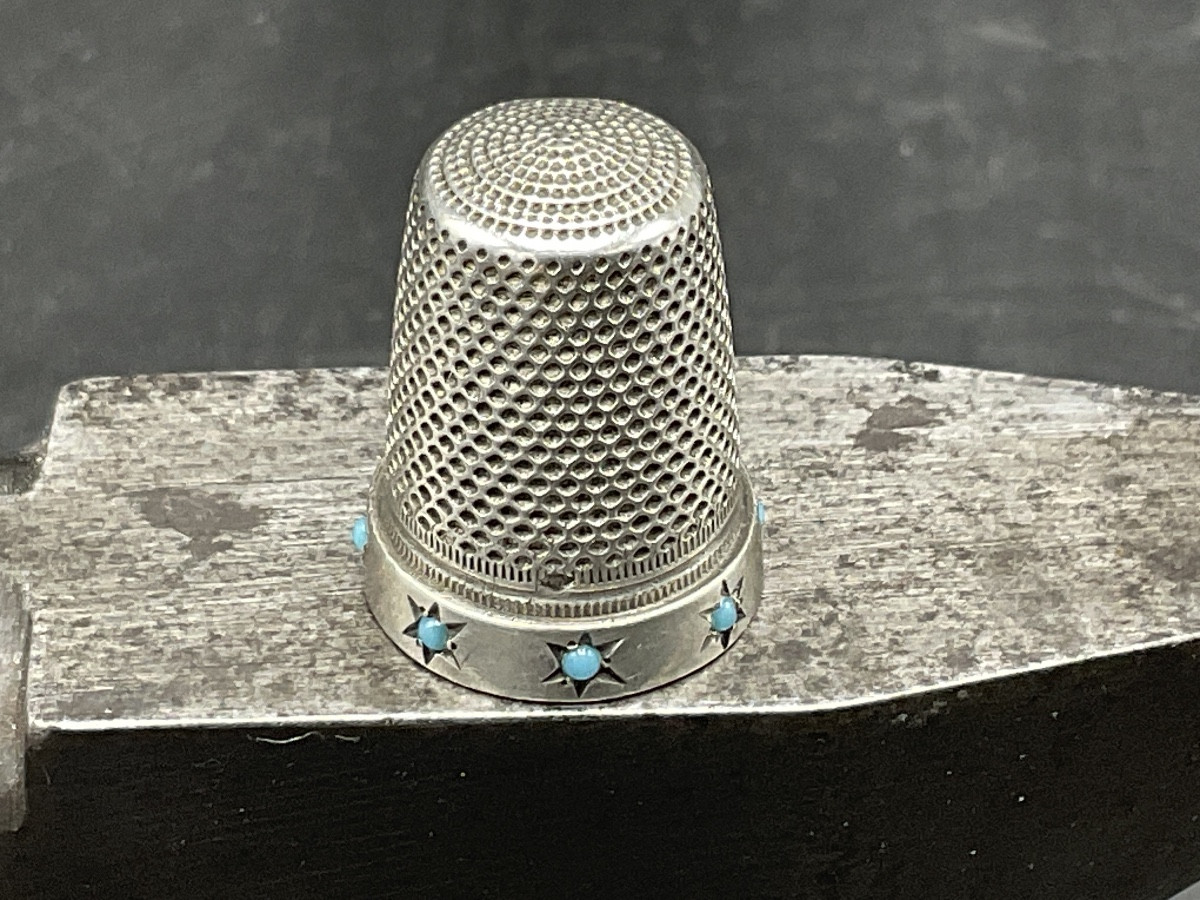 Dé à coudre en argent massif orné d'une frise étoilée avec des cabochons sertis de turquoise.-photo-4