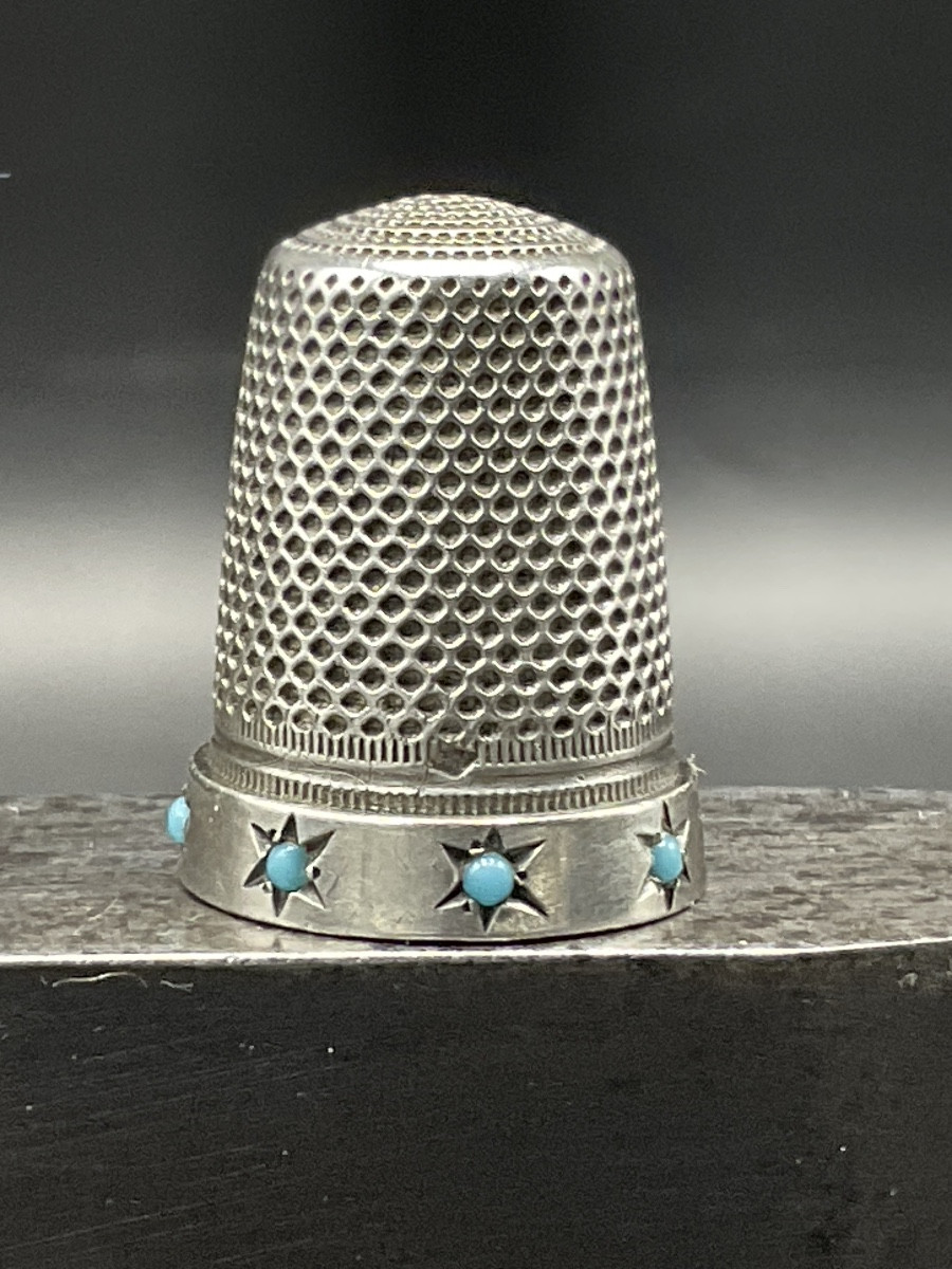 Dé à coudre en argent massif orné d'une frise étoilée avec des cabochons sertis de turquoise.-photo-1