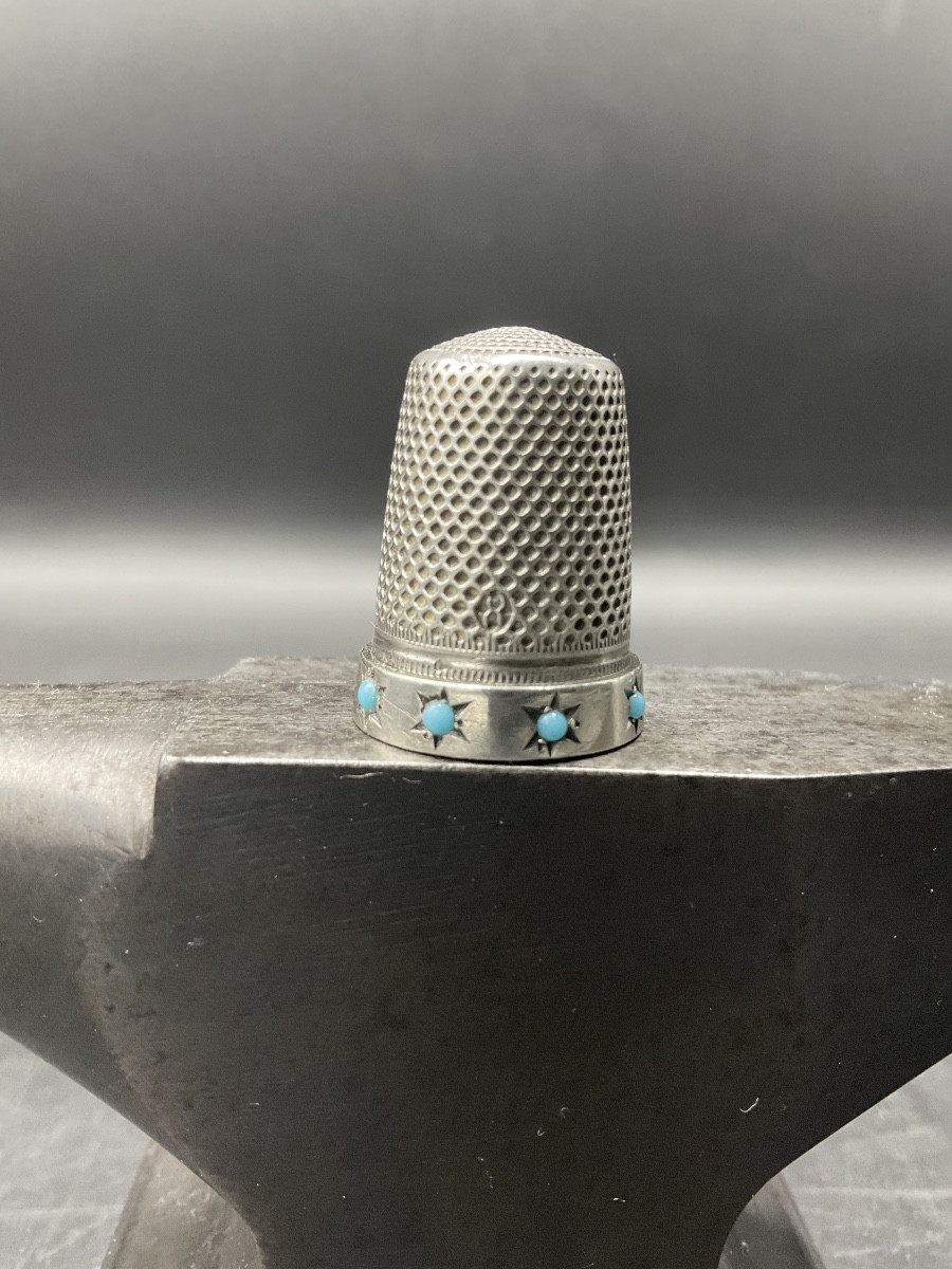 Dé à coudre en argent massif orné d'une frise étoilée avec des cabochons sertis de turquoise.-photo-2