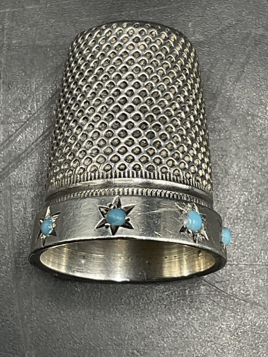 Dé à coudre en argent massif orné d'une frise étoilée avec des cabochons sertis de turquoise.-photo-7