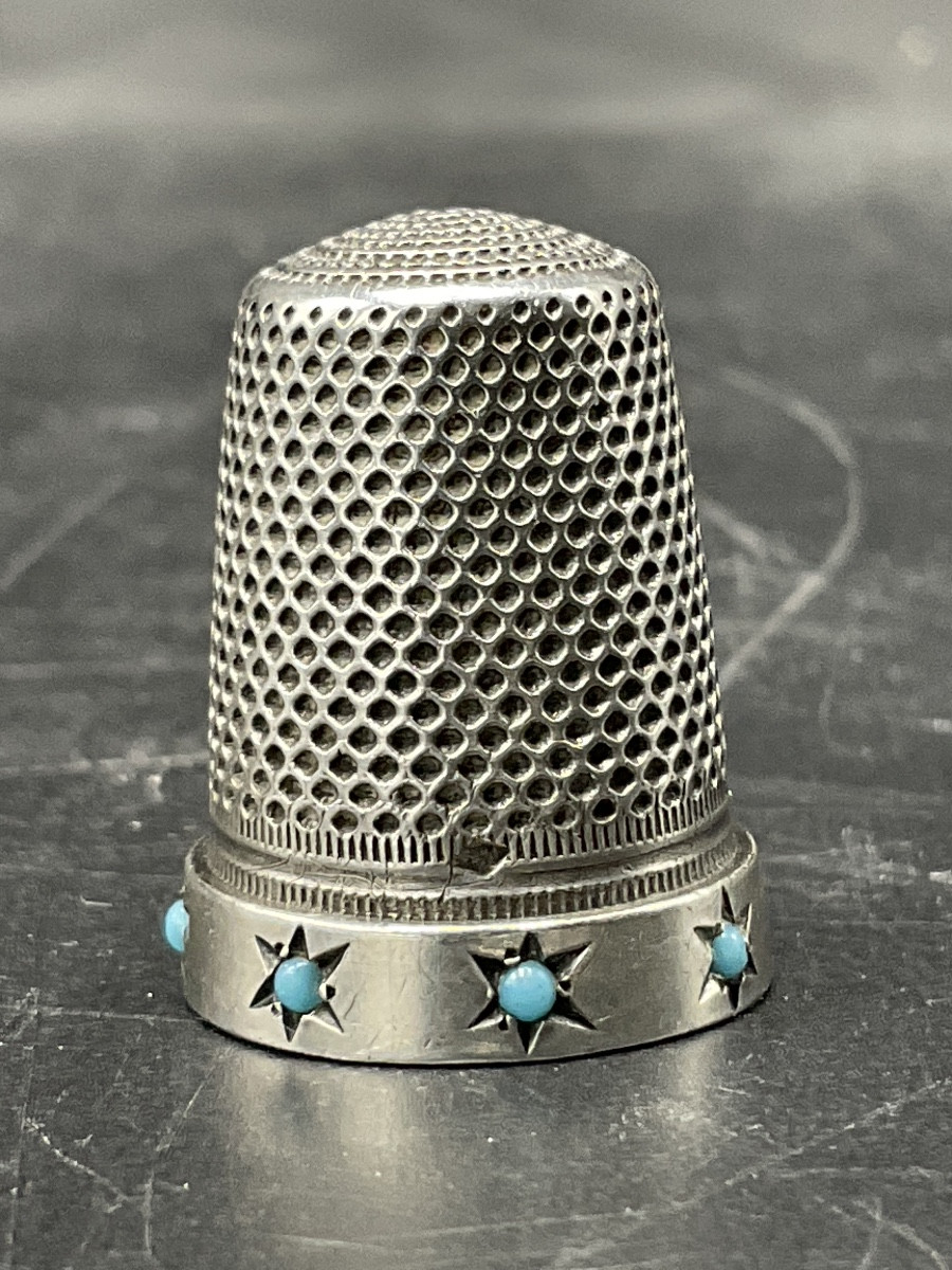 Dé à coudre en argent massif orné d'une frise étoilée avec des cabochons sertis de turquoise.-photo-8