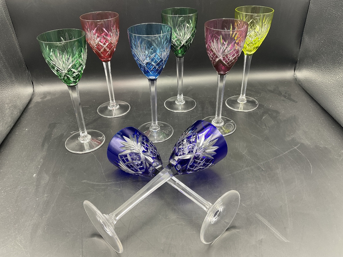 Huit verres Roemer modèle Chantilly en cristal taillé coloré de la cristallerie de Saint Louis.-photo-1