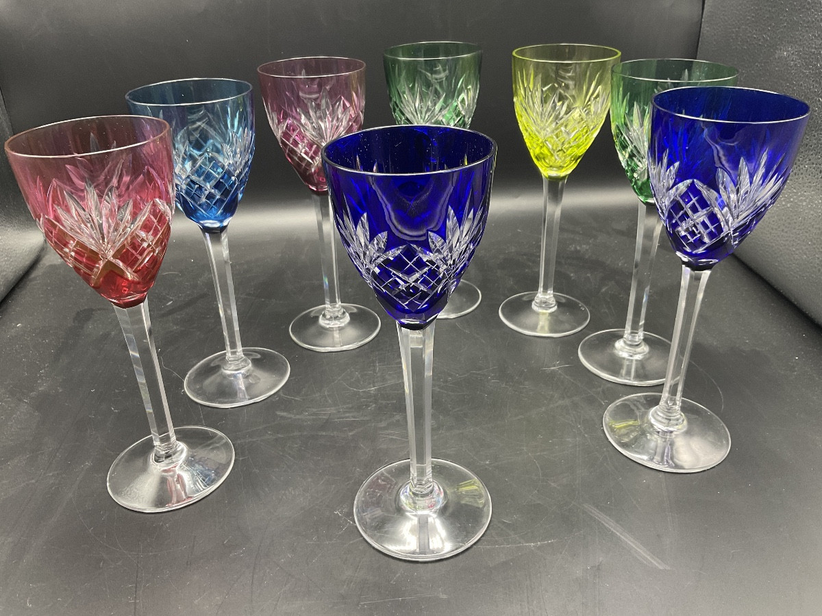 Huit verres Roemer modèle Chantilly en cristal taillé coloré de la cristallerie de Saint Louis.-photo-5
