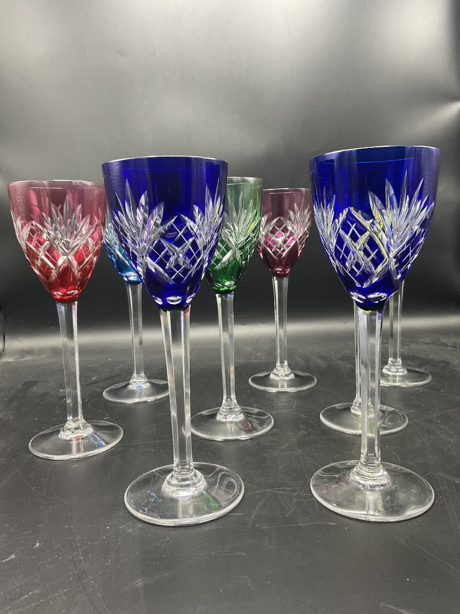 Huit verres Roemer modèle Chantilly en cristal taillé coloré de la cristallerie de Saint Louis.-photo-7