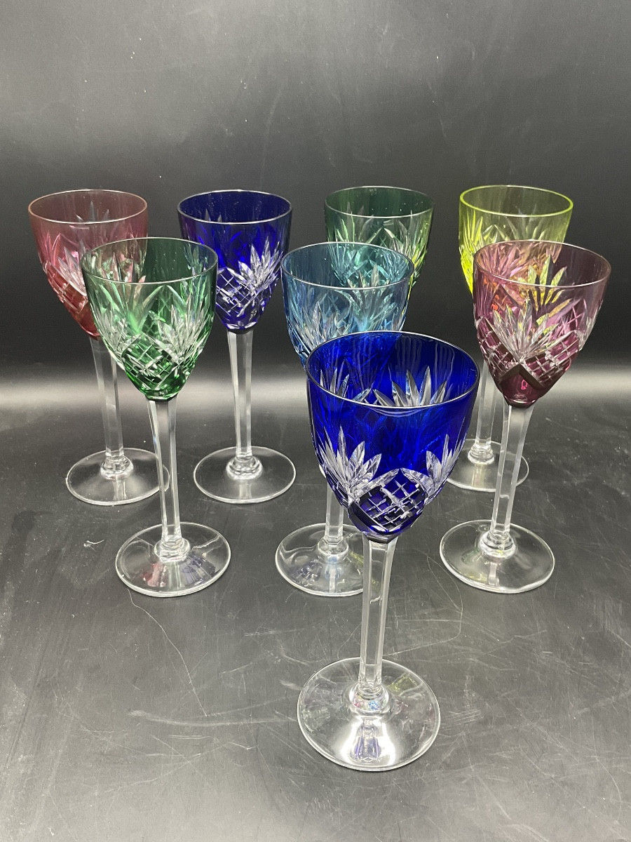 Huit verres Roemer modèle Chantilly en cristal taillé coloré de la cristallerie de Saint Louis.