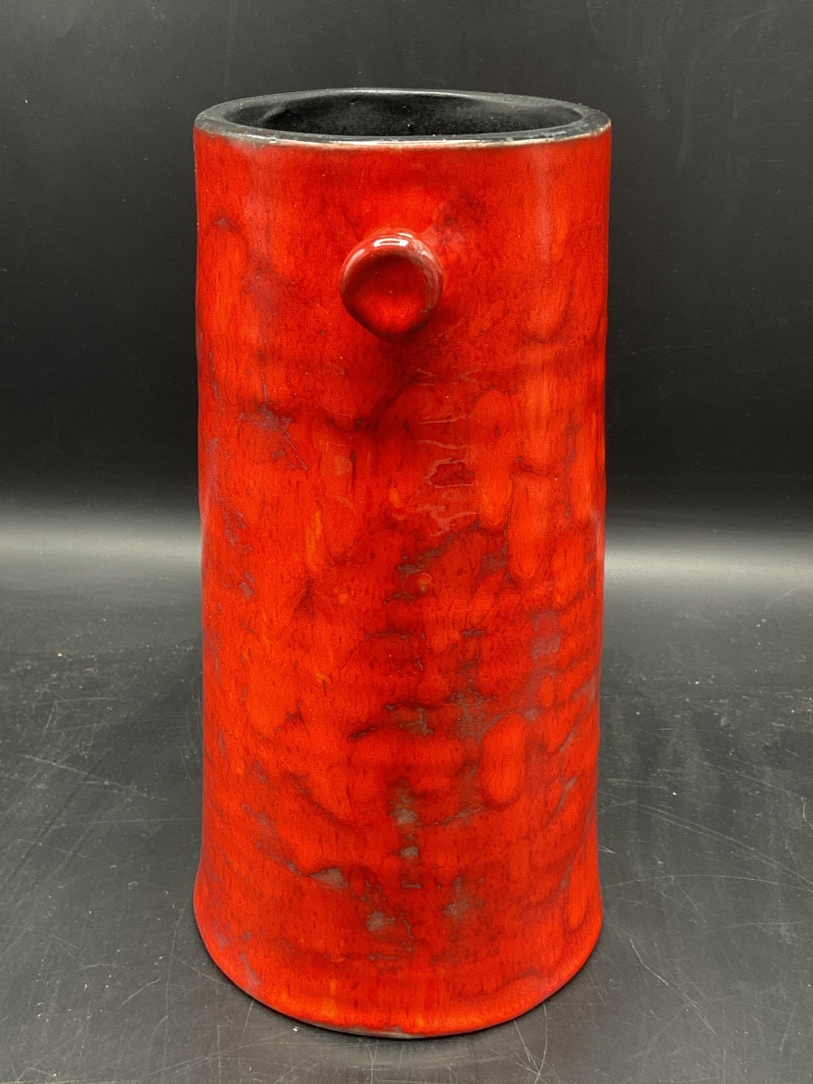 Vase de forme rouleau a deux anses en céramique des frères Cloutier de couleur rouge et noir.-photo-3