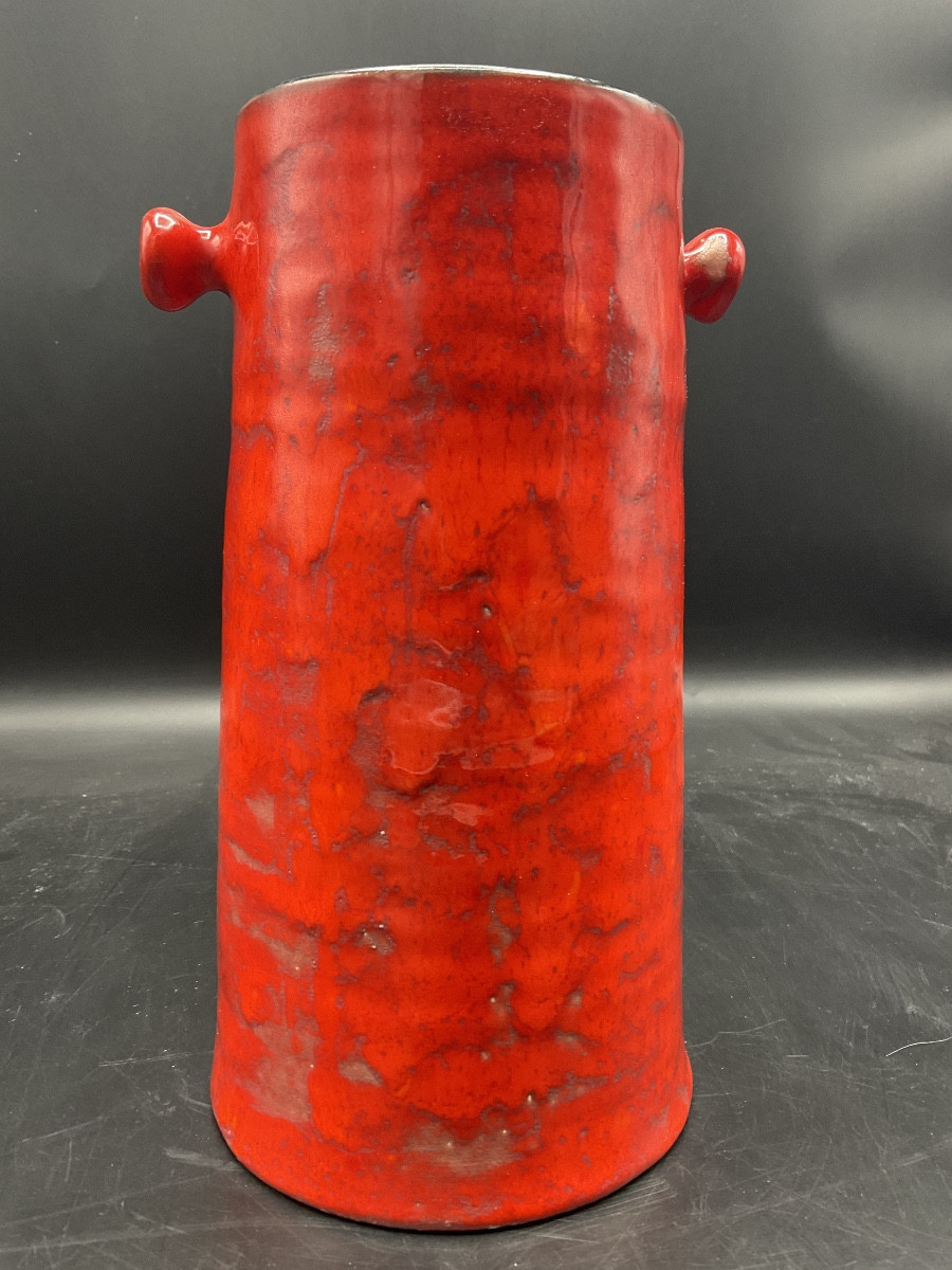 Vase de forme rouleau a deux anses en céramique des frères Cloutier de couleur rouge et noir.-photo-1