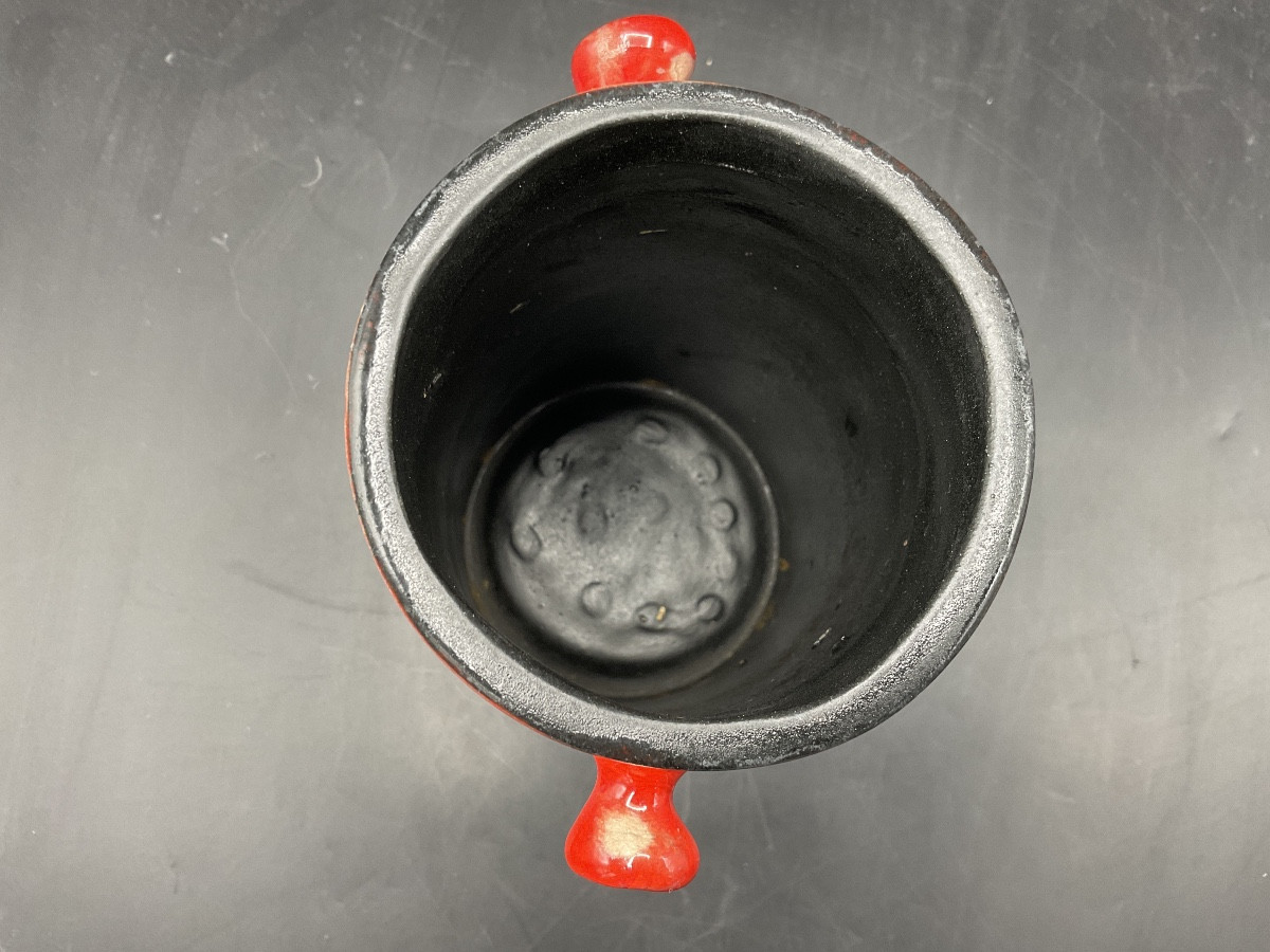 Vase de forme rouleau a deux anses en céramique des frères Cloutier de couleur rouge et noir.-photo-5