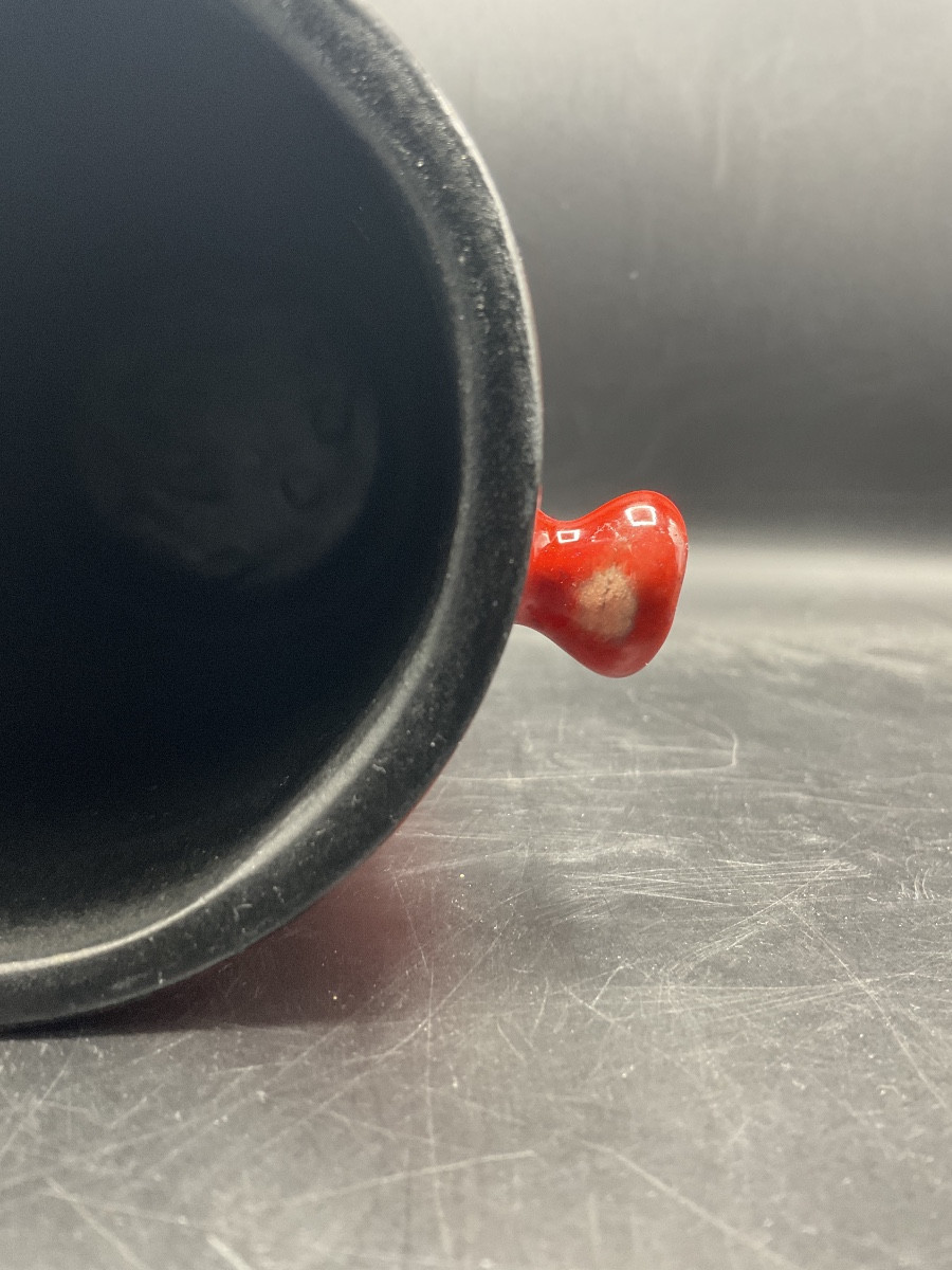 Vase de forme rouleau a deux anses en céramique des frères Cloutier de couleur rouge et noir.-photo-6