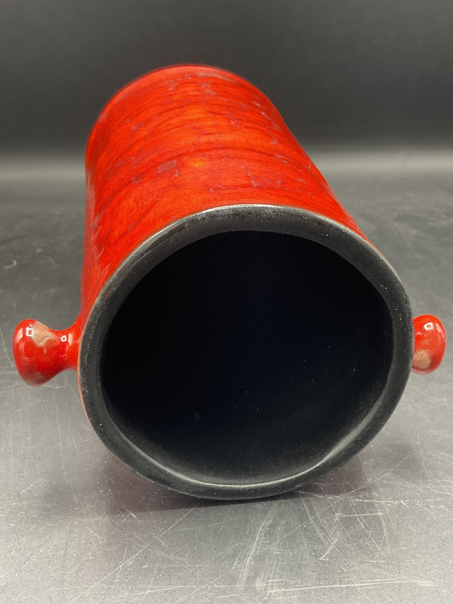 Vase de forme rouleau a deux anses en céramique des frères Cloutier de couleur rouge et noir.-photo-8