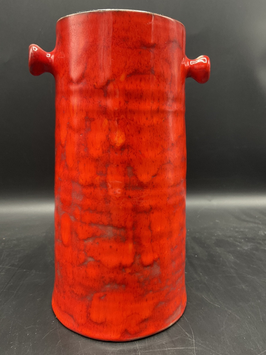 Vase de forme rouleau a deux anses en céramique des frères Cloutier de couleur rouge et noir.