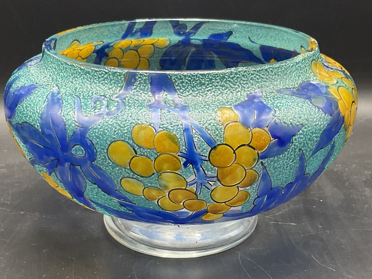 coupe sur piedouche en verre émaillé Art-Déco signée A. Mazoyer à décor de grappes de raisins.