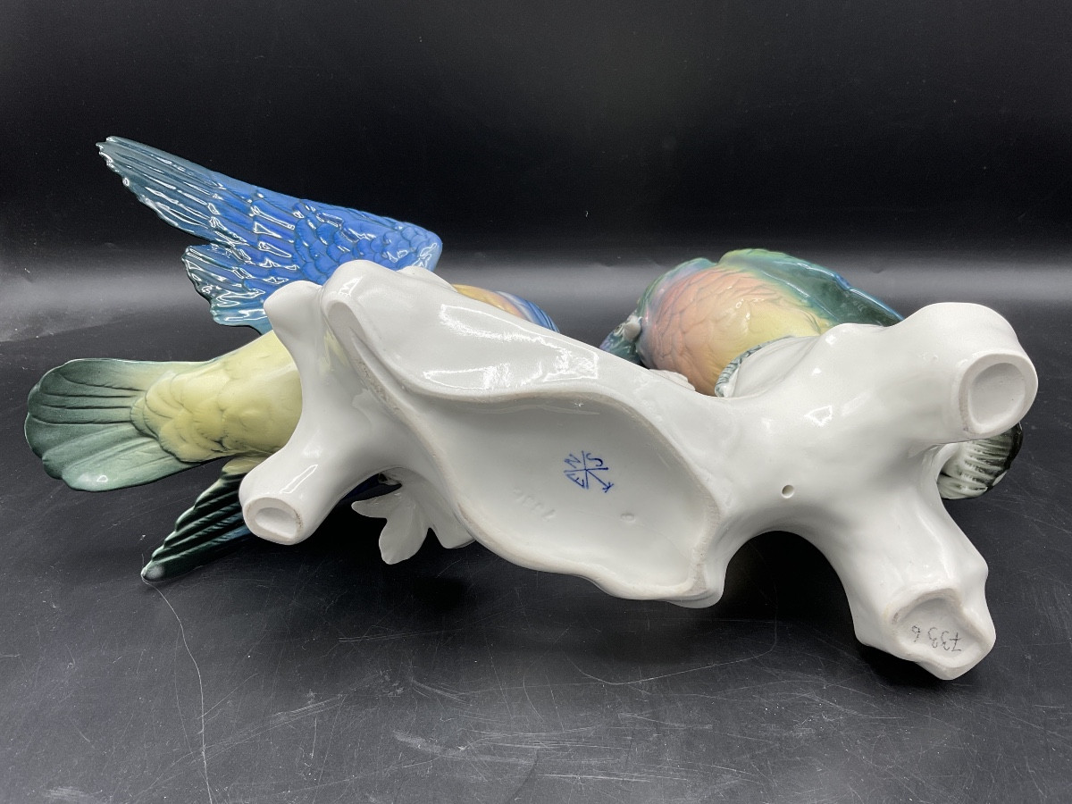 Couple de perroquets cacatoès perchés sur une branche en porcelaine de la manufacture Karl ens.-photo-4