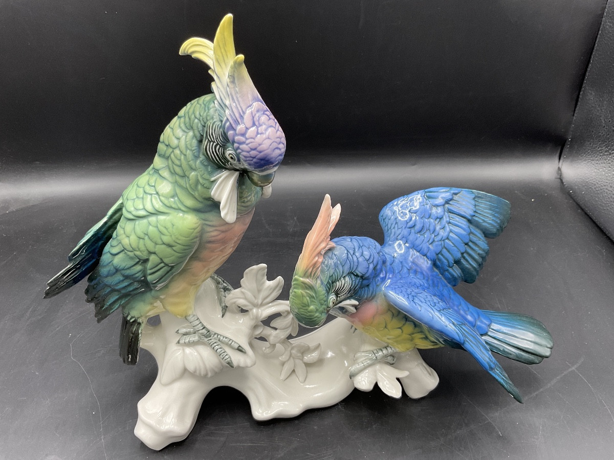 Couple de perroquets cacatoès perchés sur une branche en porcelaine de la manufacture Karl ens.-photo-3