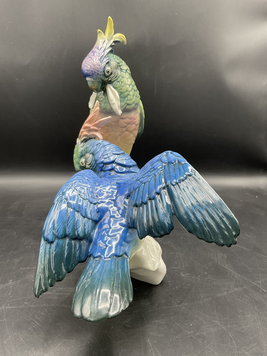 Couple de perroquets cacatoès perchés sur une branche en porcelaine de la manufacture Karl ens.-photo-4
