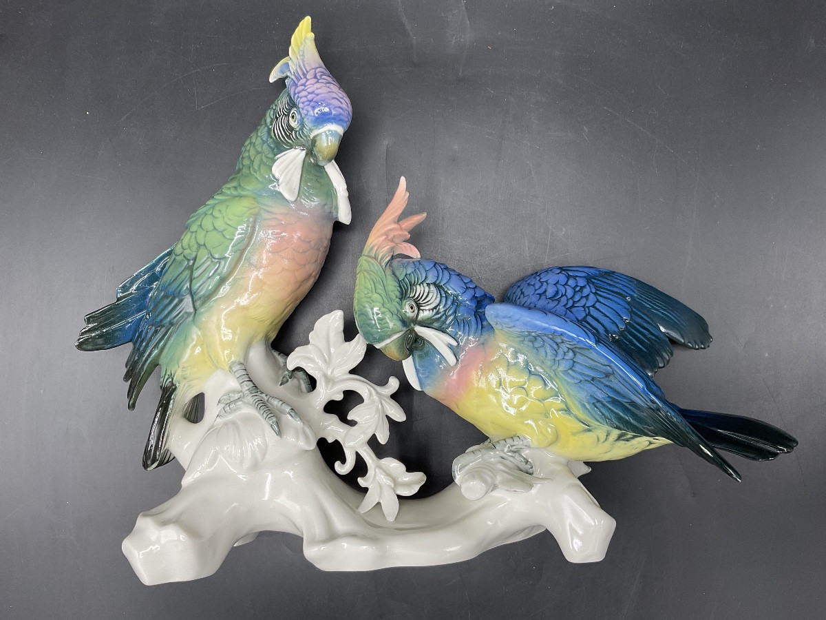 Couple de perroquets cacatoès perchés sur une branche en porcelaine de la manufacture Karl ens.-photo-5