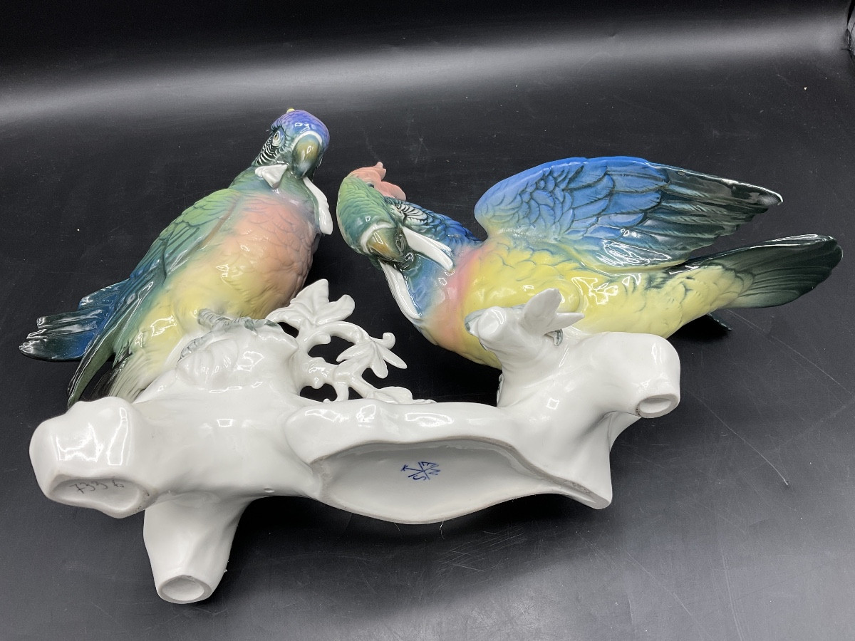 Couple de perroquets cacatoès perchés sur une branche en porcelaine de la manufacture Karl ens.-photo-6