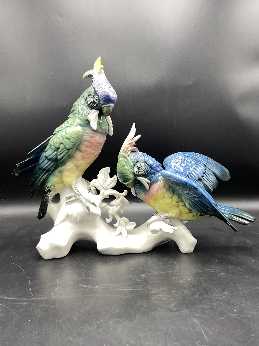 Couple de perroquets cacatoès perchés sur une branche en porcelaine de la manufacture Karl ens.