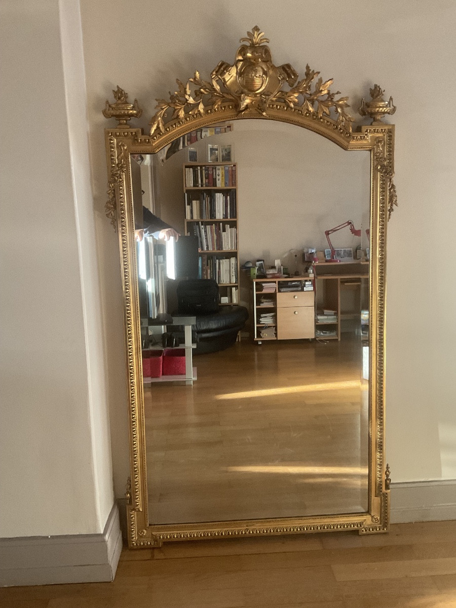 Grand miroir ou glace de cheminée d'époque Napoléon III style Louis XVI, cadre en bois et stuc.