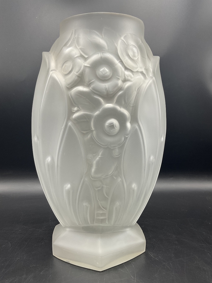 Vase Müller frères art-déco ovoïde sur piédouche hexagonal en verre pressé moulé à décor floral