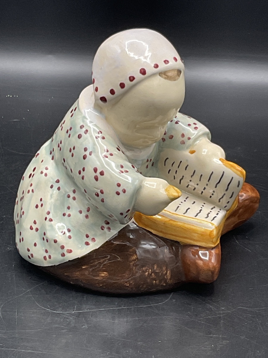 Berthe Savigny bébé en faïence coloré assis avec un livre et un biscuit manufacture HB Quimper-photo-8