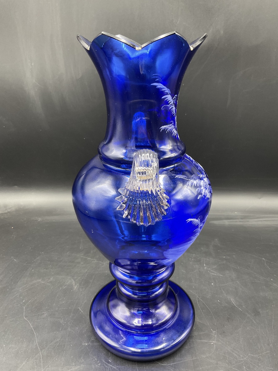 Mary Grégory vase balustre sur piédouche en verre bleu cobalt émaillé à décor d’une jeune fille-photo-4