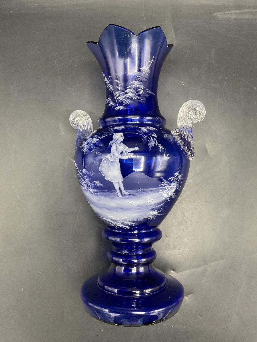 Mary Grégory vase balustre sur piédouche en verre bleu cobalt émaillé à décor d’une jeune fille-photo-1