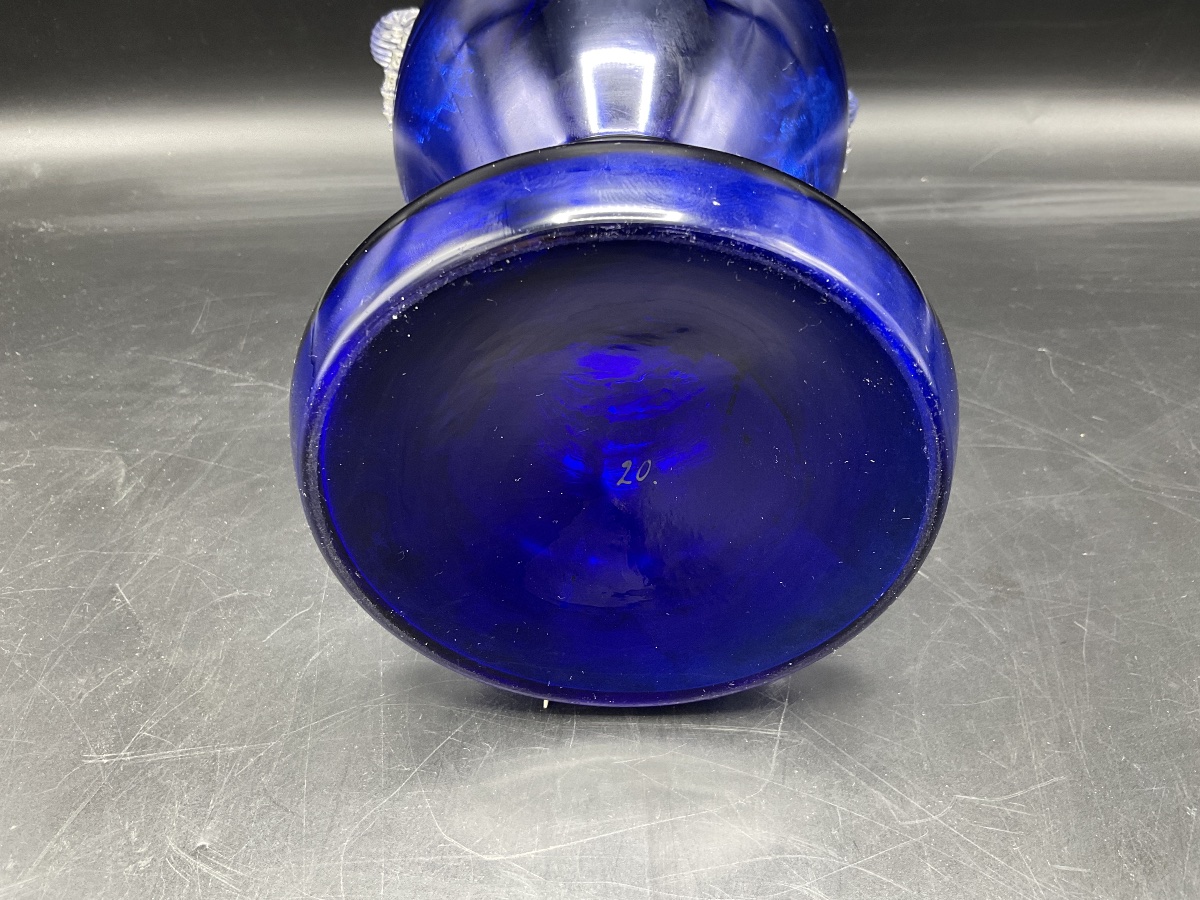 Mary Grégory vase balustre sur piédouche en verre bleu cobalt émaillé à décor d’une jeune fille-photo-2