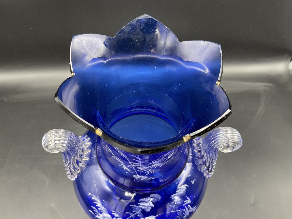 Mary Grégory vase balustre sur piédouche en verre bleu cobalt émaillé à décor d’une jeune fille-photo-3