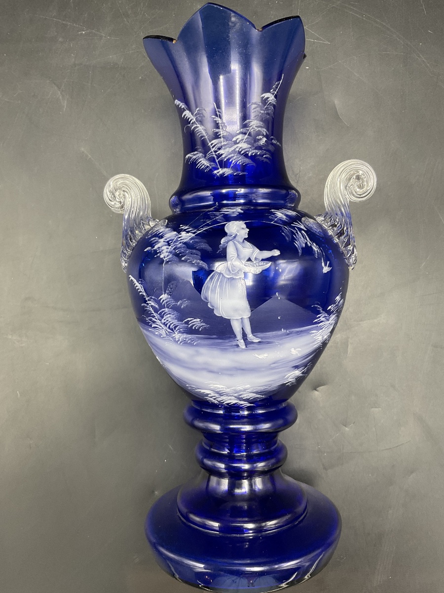 Mary Grégory vase balustre sur piédouche en verre bleu cobalt émaillé à décor d’une jeune fille-photo-5