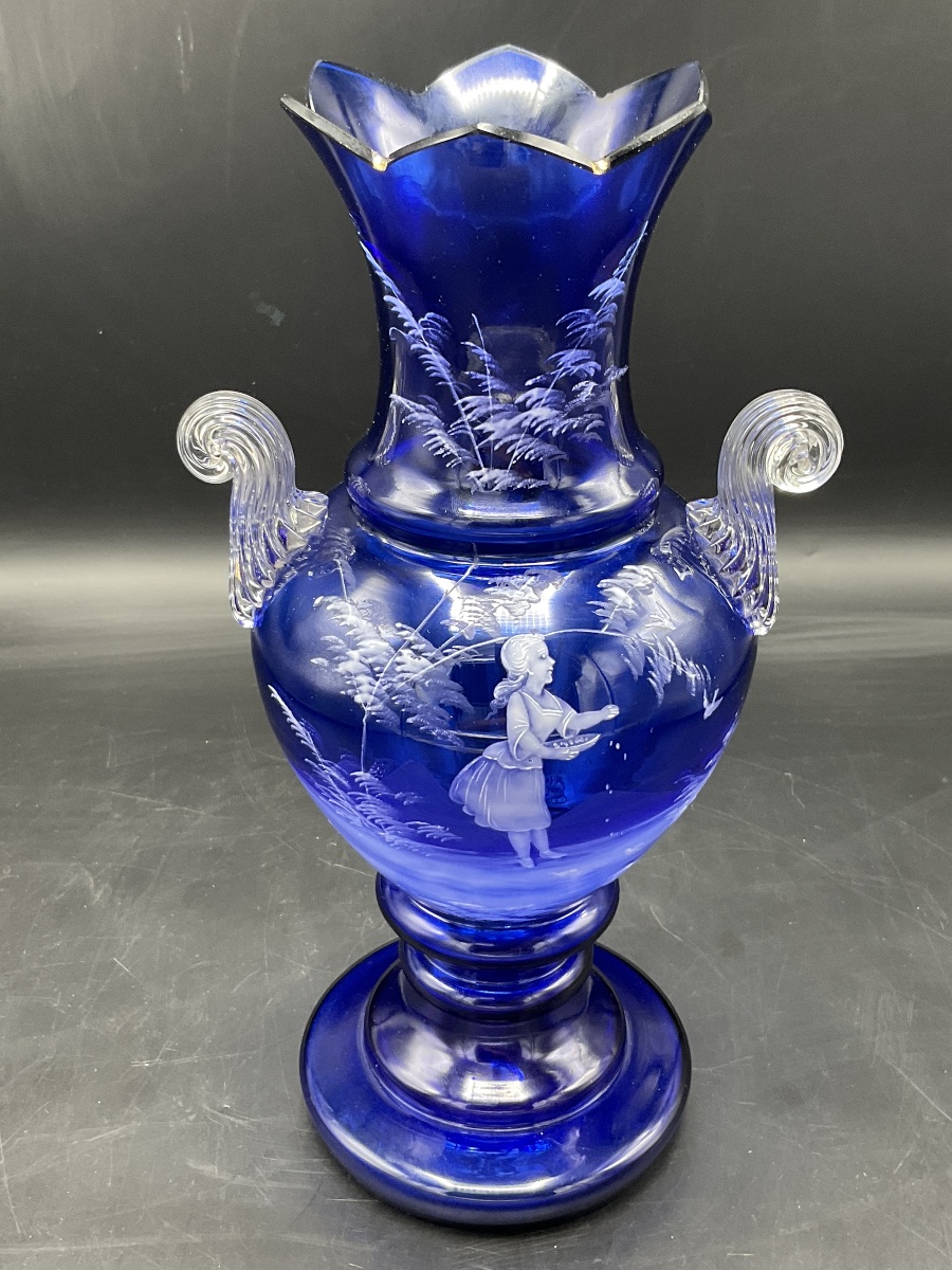 Mary Grégory vase balustre sur piédouche en verre bleu cobalt émaillé à décor d’une jeune fille