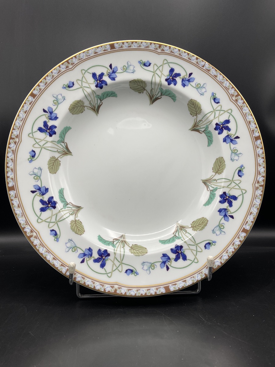 A Round Hollow Porcelain Dish From The Haviland Factory In Limoges, Decorated With The Empress Eugenie.-photo-2
