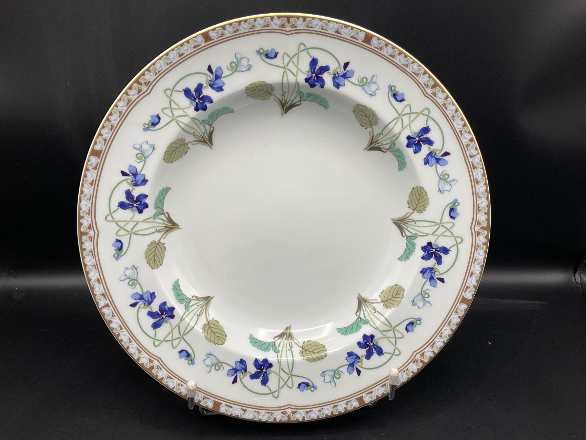 A Round Hollow Porcelain Dish From The Haviland Factory In Limoges, Decorated With The Empress Eugenie.-photo-3