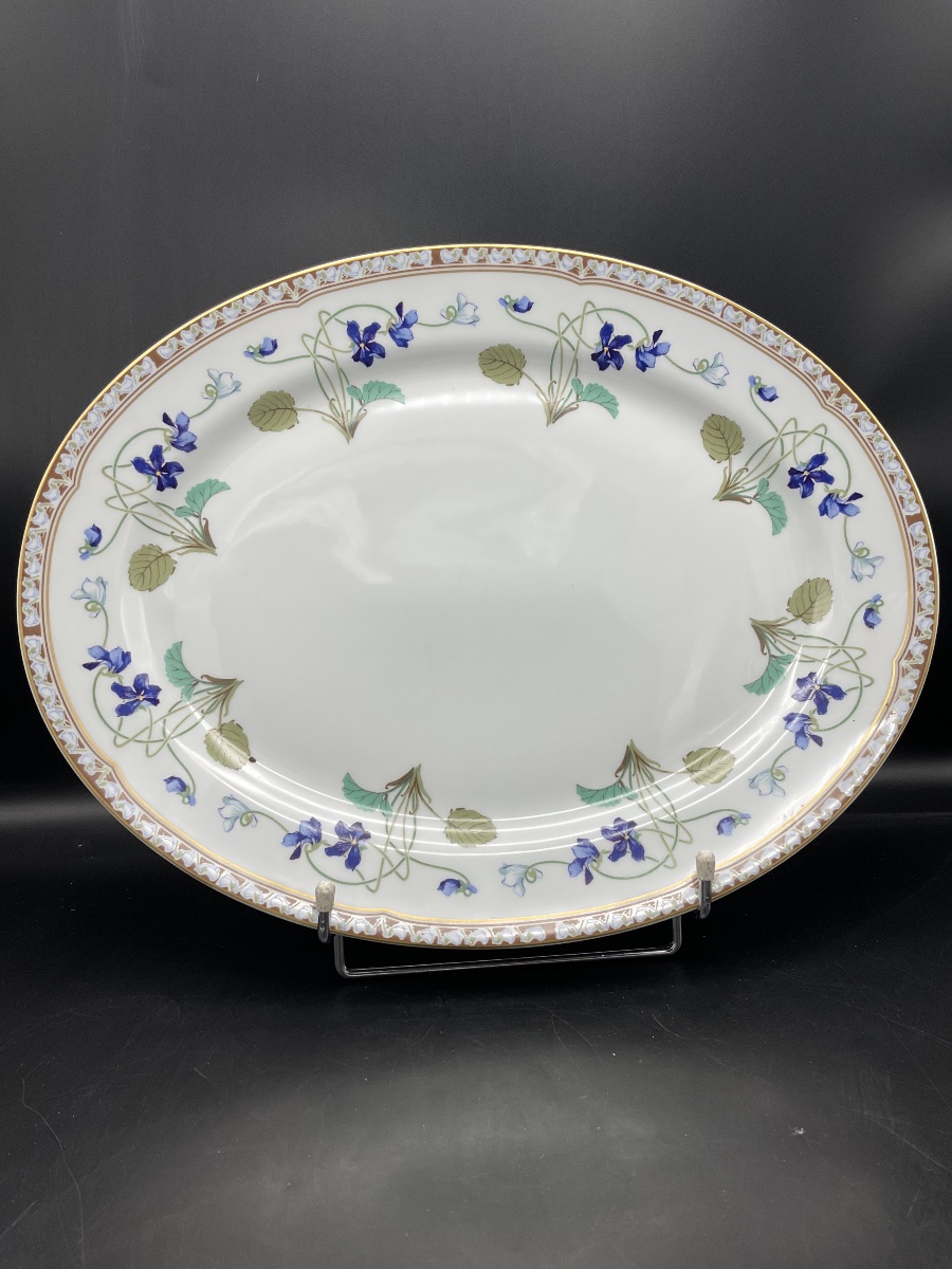Un plat ovale en porcelaine, manufacture de Haviland à Limoges décor impératrice Eugénie.-photo-2