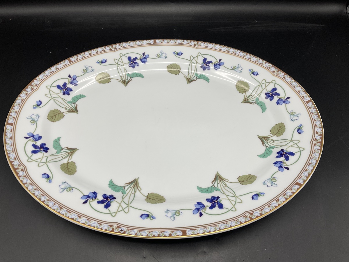 Un plat ovale en porcelaine, manufacture de Haviland à Limoges décor impératrice Eugénie.-photo-1