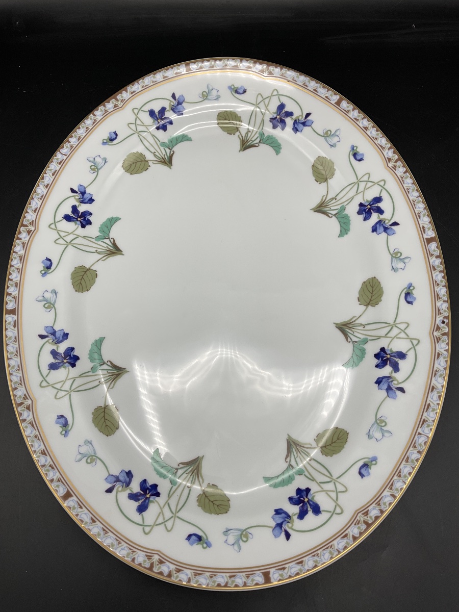 Un plat ovale en porcelaine, manufacture de Haviland à Limoges décor impératrice Eugénie.-photo-4