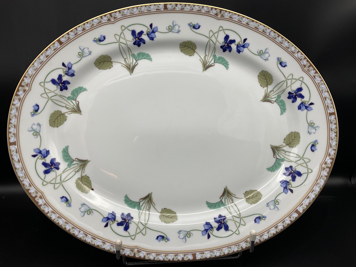 Un plat ovale en porcelaine, manufacture de Haviland à Limoges décor impératrice Eugénie.
