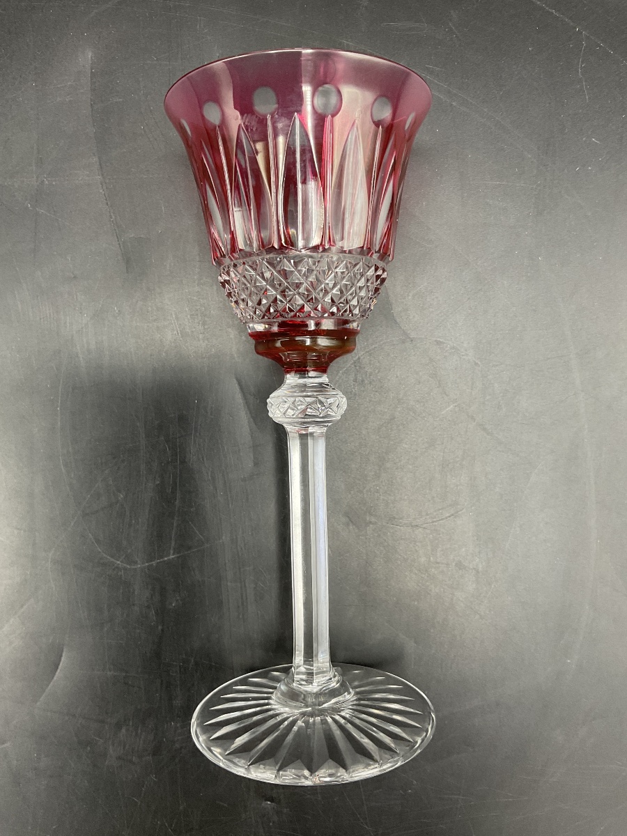 Saint louis Un verre à vin blanc roemer en cristal taillé coloré rouge modèle Tommy.-photo-2