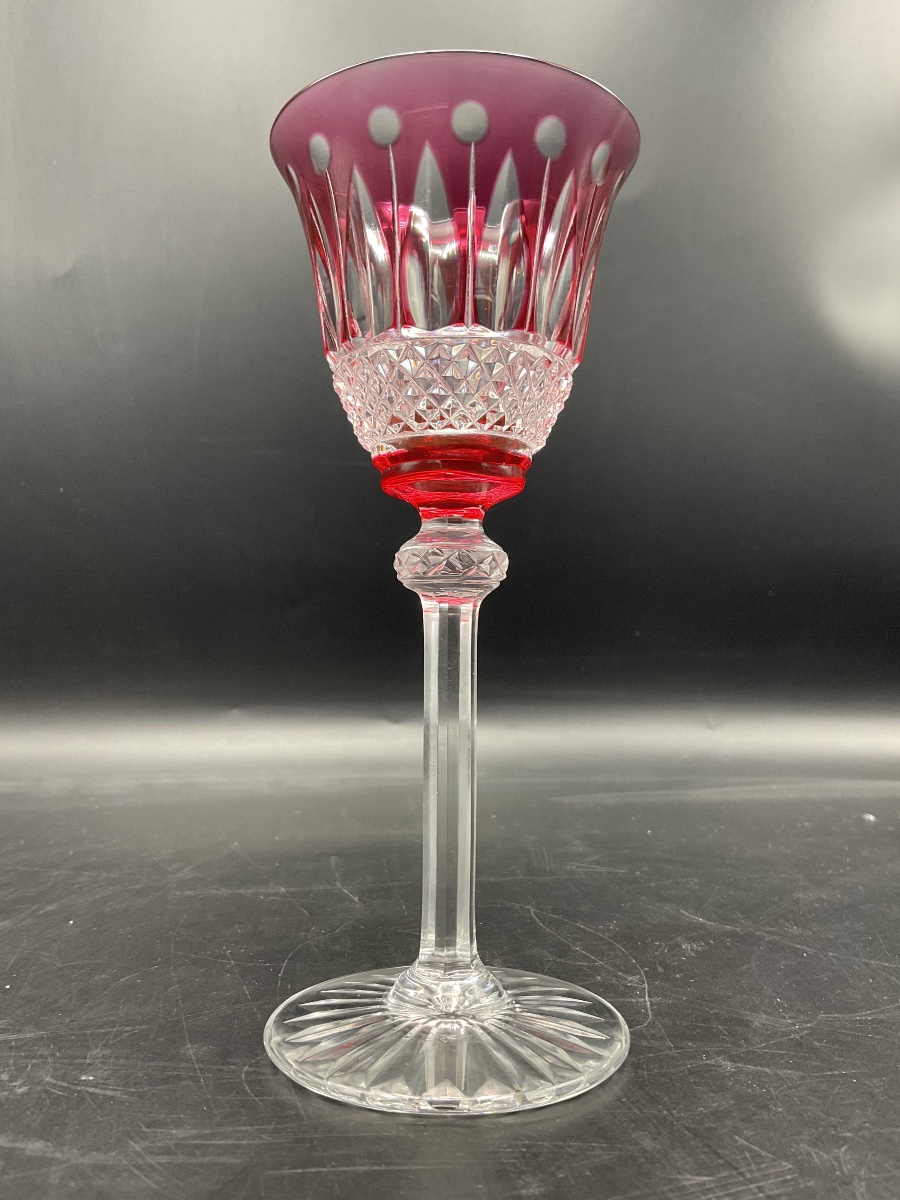 Saint louis Un verre à vin blanc roemer en cristal taillé coloré rouge modèle Tommy.-photo-4